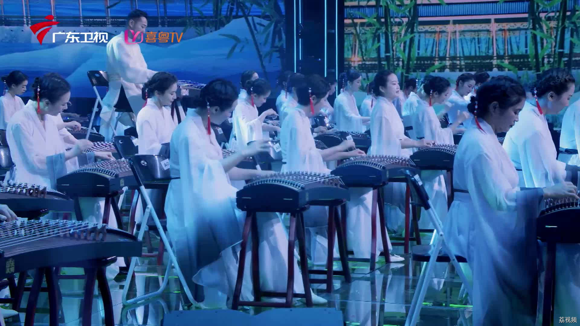 这样的阵仗谁见过？粤剧演员与百位古筝乐手合奏一曲《彩云追月》，好听到哭！