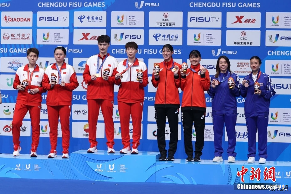 成都大运会中国队包揽羽毛球女子双打冠亚军