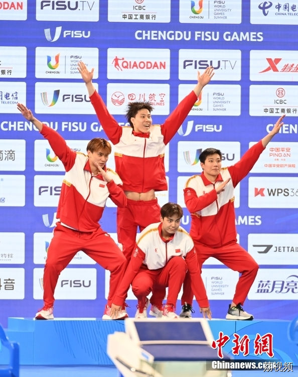 成都大运会中国队获男子4×100米混合泳接力金牌