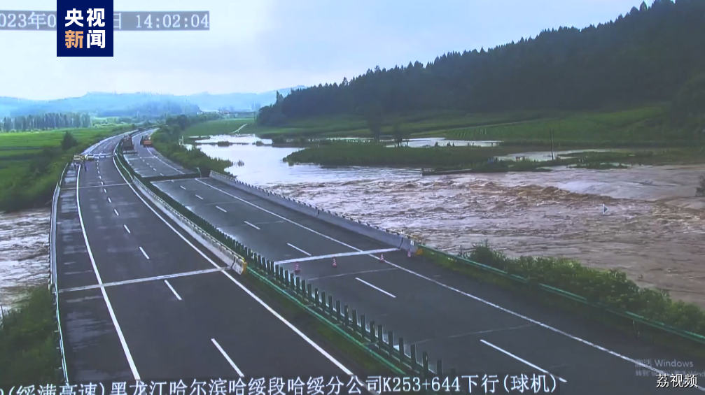 受降雨影响 黑龙江一高速公路桥梁发生部分塌陷 两车坠入