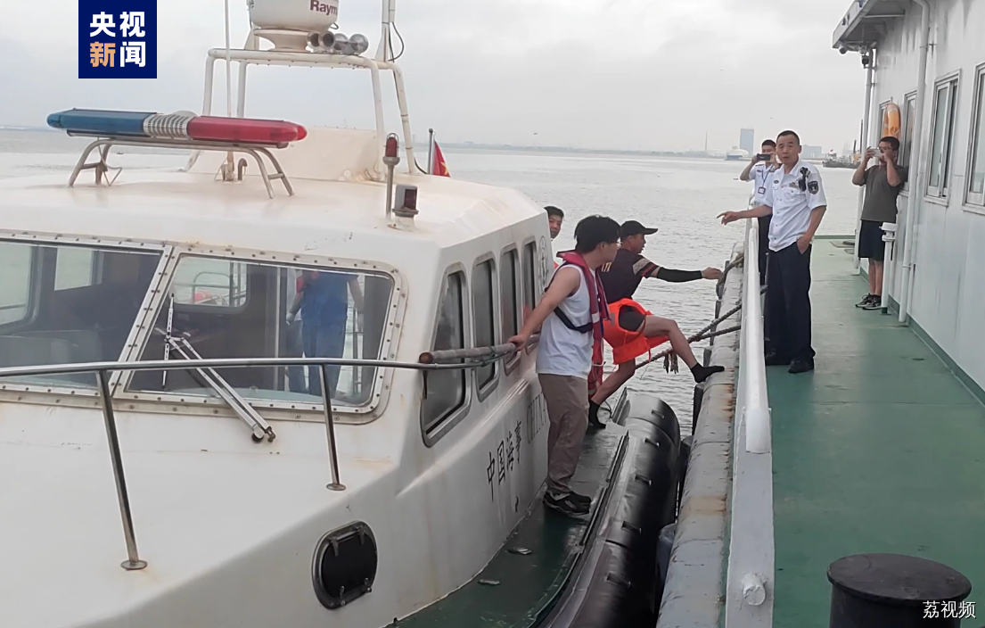 江苏连云港一小艇翻扣 3人海上漂浮近4小时后获救