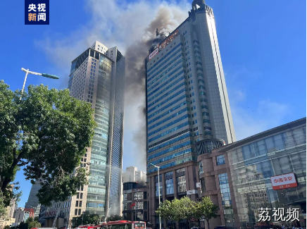 天津市一栋大厦发生火情