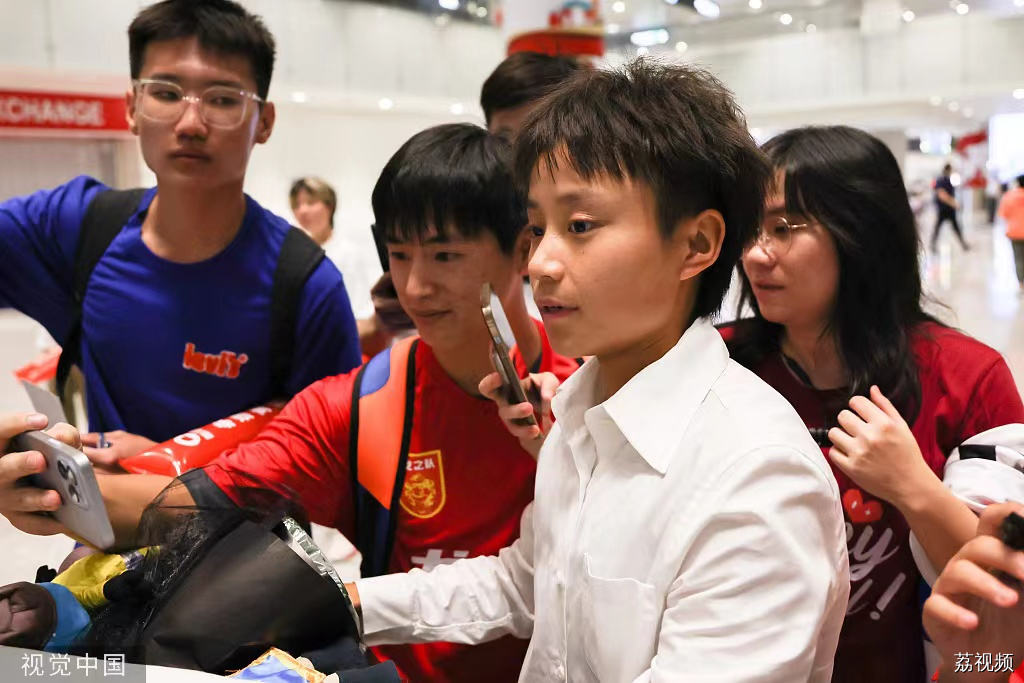 球迷凌晨机场欢迎中国女足回国，今年还有两项大赛