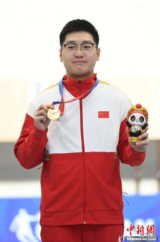 成都大运会男子10米气手枪决赛：中国选手获金牌