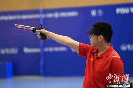 成都大运会男子10米气手枪决赛：中国选手获金牌