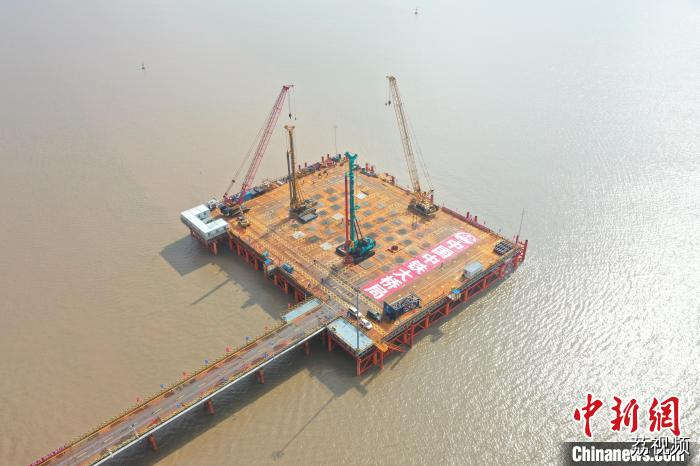 世界最长跨海高速铁路桥首个主塔墩钻孔桩开钻