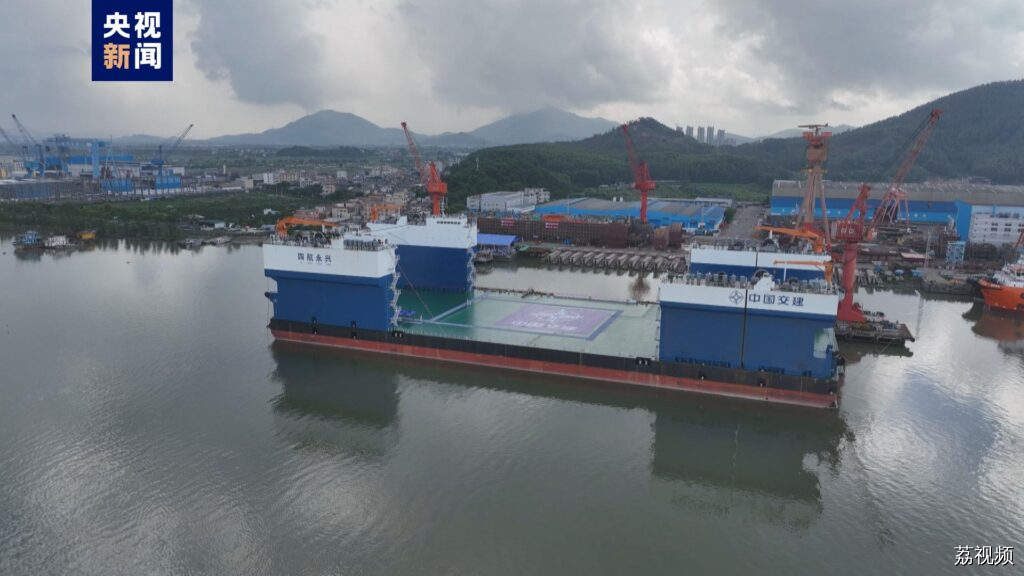 全球最大江海两用半潜驳船今天交付投用