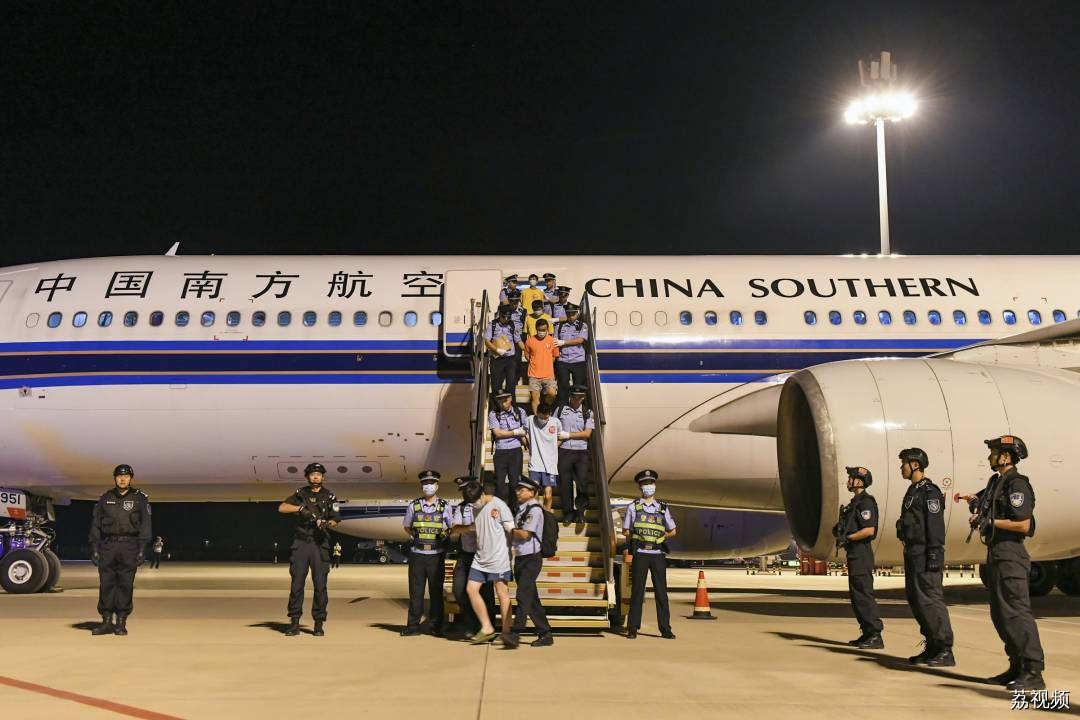153名实施跨境裸聊敲诈的电信网络诈骗犯罪嫌疑人被押解回国