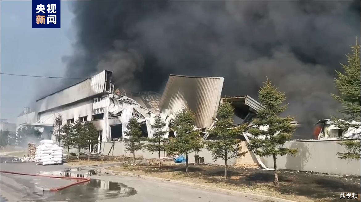 辽宁沈阳一库房发生火灾后坍塌 消防正在处置