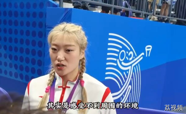 李梦与记者幽默互动