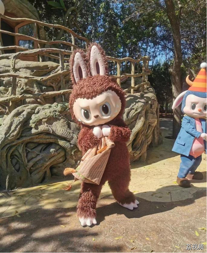 15分钟逛完却花费近2000元，泡泡玛特乐园吸引了谁？
