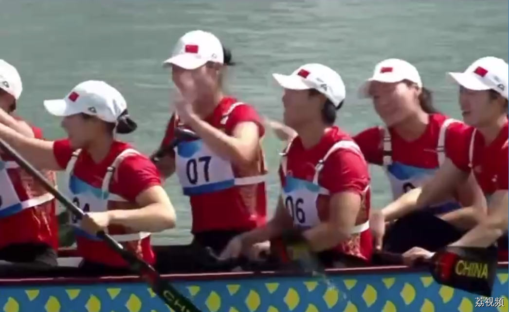 团结一致，桨下夺金