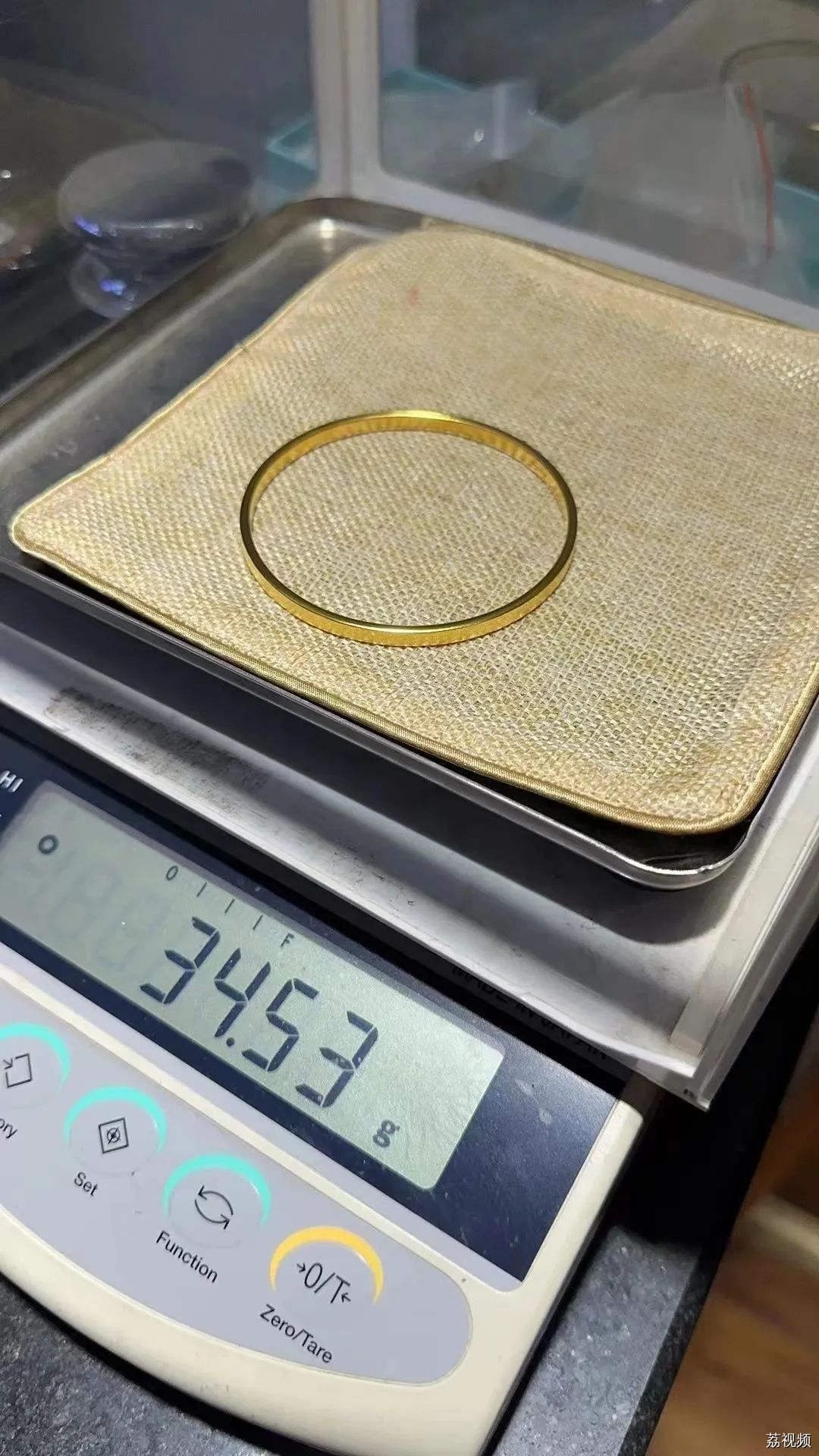 花光一个月工资，今年双十一年轻人竟然为了抢这个