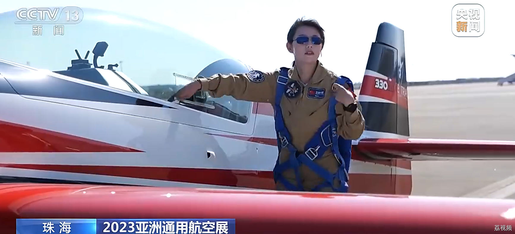 90后女特技飞行员百米高空上演空中芭蕾