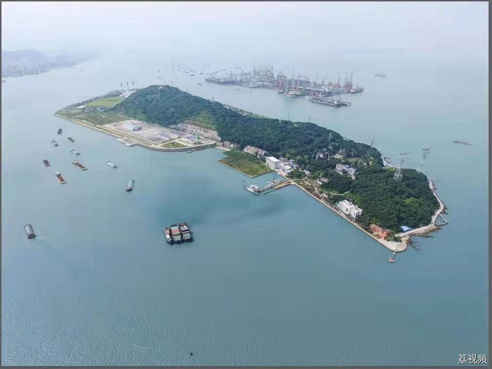 他们在前海对面的小岛上守护国门，走进百年雄关的一天