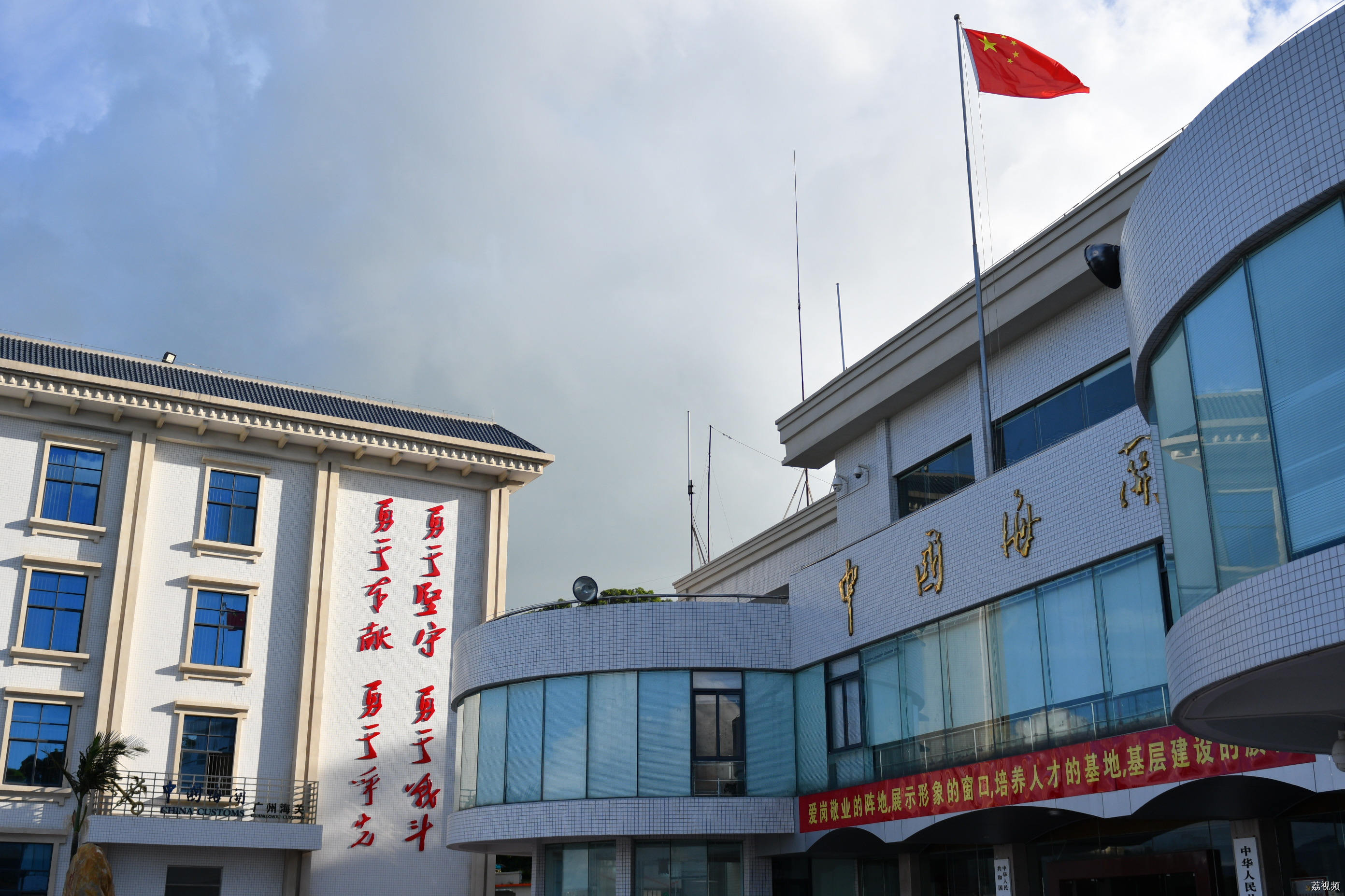 他们在前海对面的小岛上守护国门，走进百年雄关的一天
