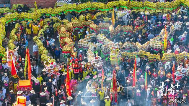 2月13日大年初四上午，惠州市惠东县增光镇举行舞龙活动欢迎龙年。朱伟华 摄