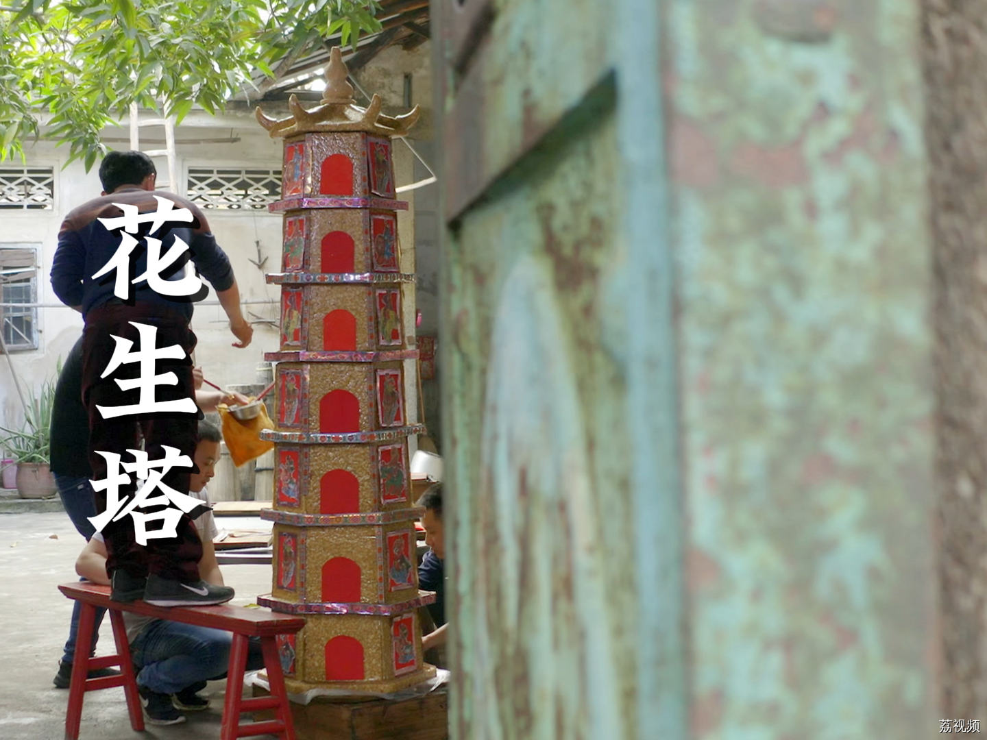 用花生和糖搭出一个比人还高的塔，太厉害了！