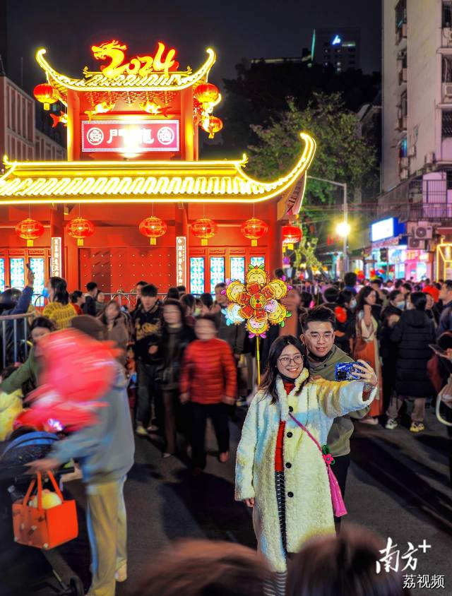 2月6日，广州市西湖路花市，逛花街的市民开心留影。陈健明 摄