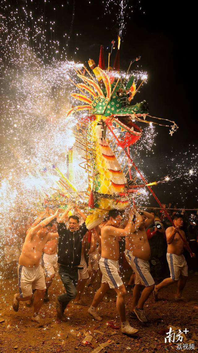 2月24日，正月十五元宵节，国家级非物质文化遗产“烧火龙”活动在丰顺县埔寨镇火龙广场震撼上演。李灿荣 摄