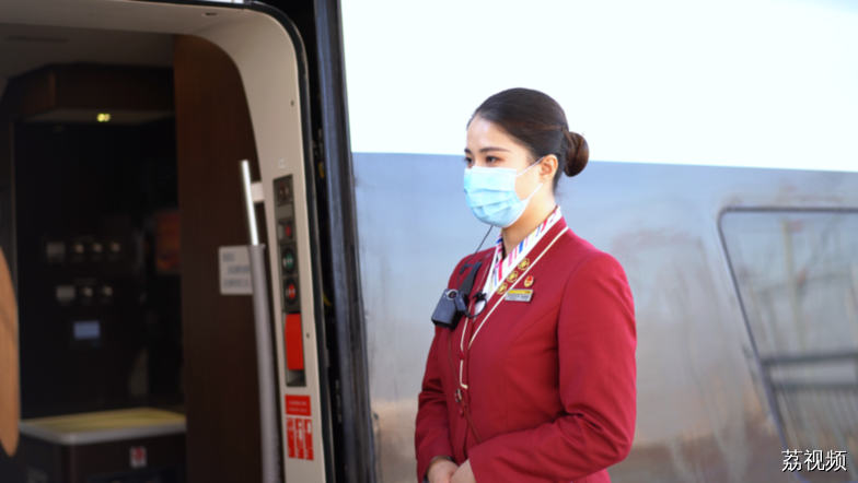 不能回家过年的他们，守护了通往千家万户的团圆路