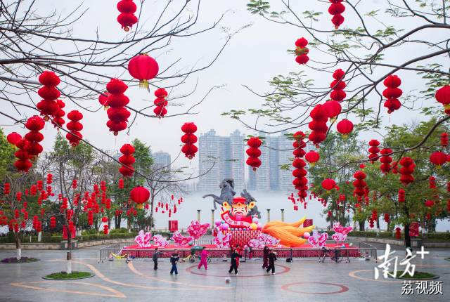 2月2日清晨，清远市清城区龙马广场，早起的市民在挂满红灯笼的广场练太极。李学俊 摄