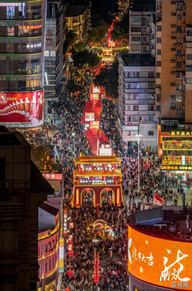 2月7日晚，越秀西湖路花市人潮涌动。靳东方 摄