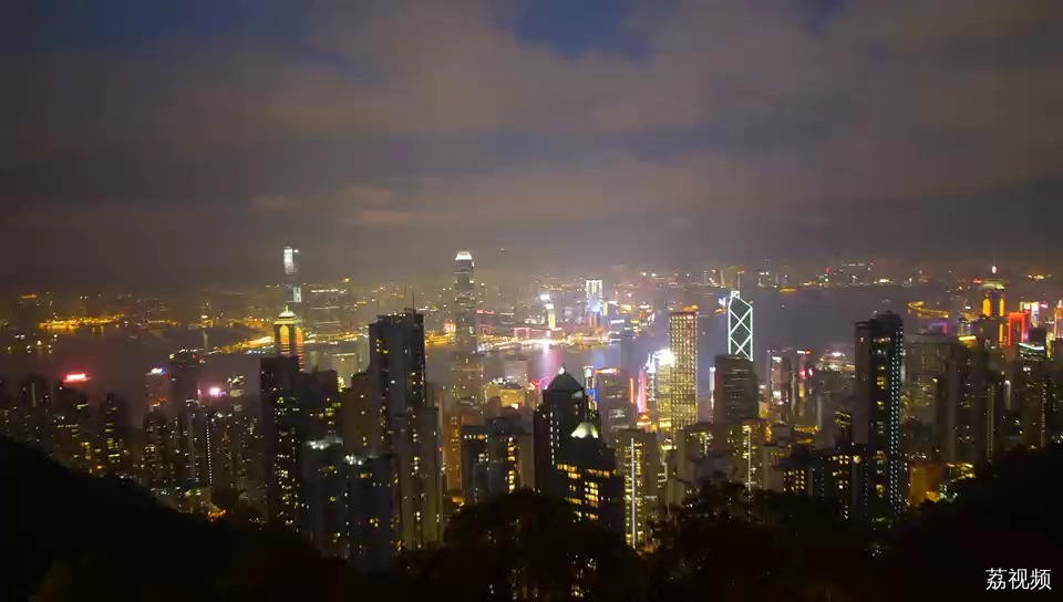 沉浸式在香港体验成为首位AI歌手