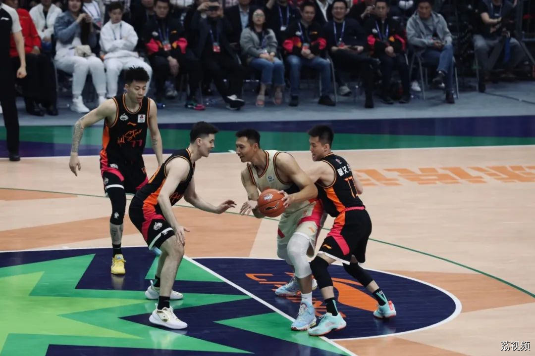 重磅惊喜|易建联与易杯球员面对面交流，寄语年轻球员享受篮球的正能量