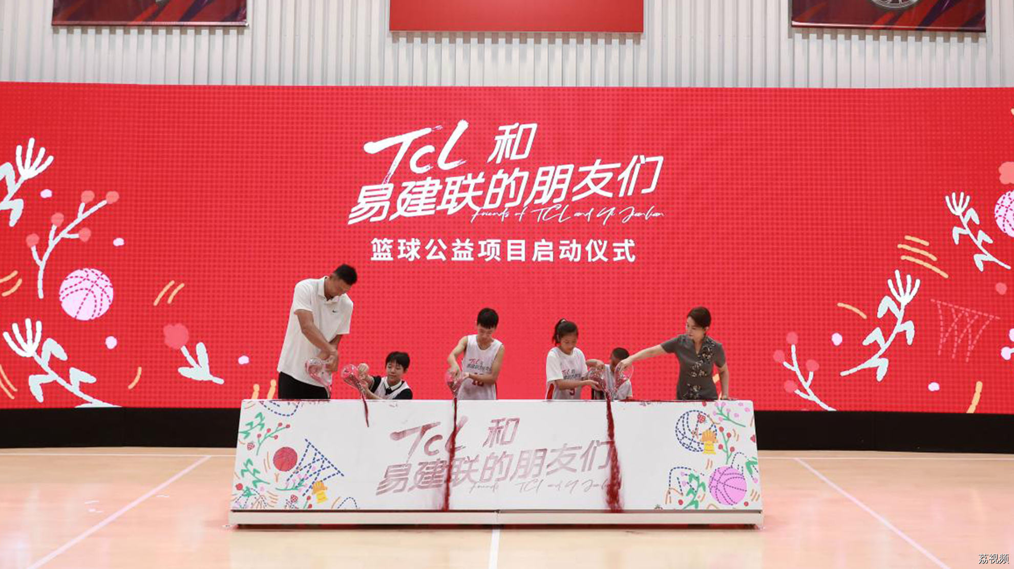 面对复出问题  易建联微微一笑 回答…