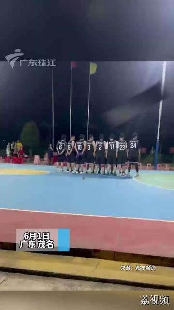 老鼠误入篮球场，男篮全队依次弹射起跳，随后踢起了鼠鼠，篮球场瞬间化身多功能场馆，直接实现从芭蕾舞台再到足球场的两重跳~网友：还得看鼠鼠我的🐭！（来源：都市频道）#搞笑 #篮球🏀 #体育精神 #篮球