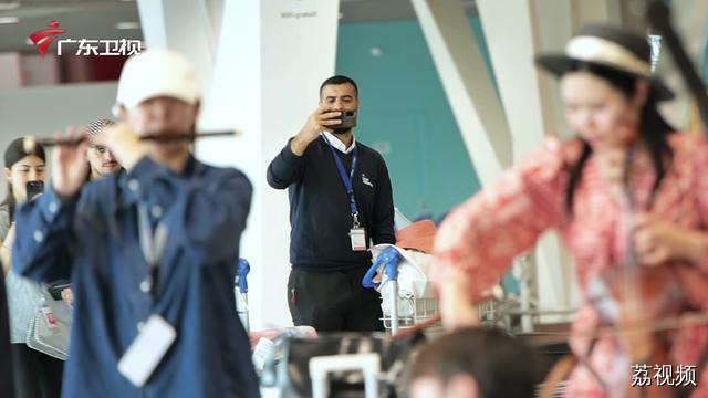 中华传统文化上大分！端午假期，广东卫视《国乐大典》乐手在法国机场即兴炫技，引得外国友人纷纷拍照记录、拍手叫绝！ #国乐大典相约法国昂西湖