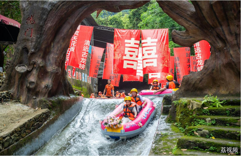 百艘漂流艇当“婚车”，全球百对新人齐漂古龙峡！
