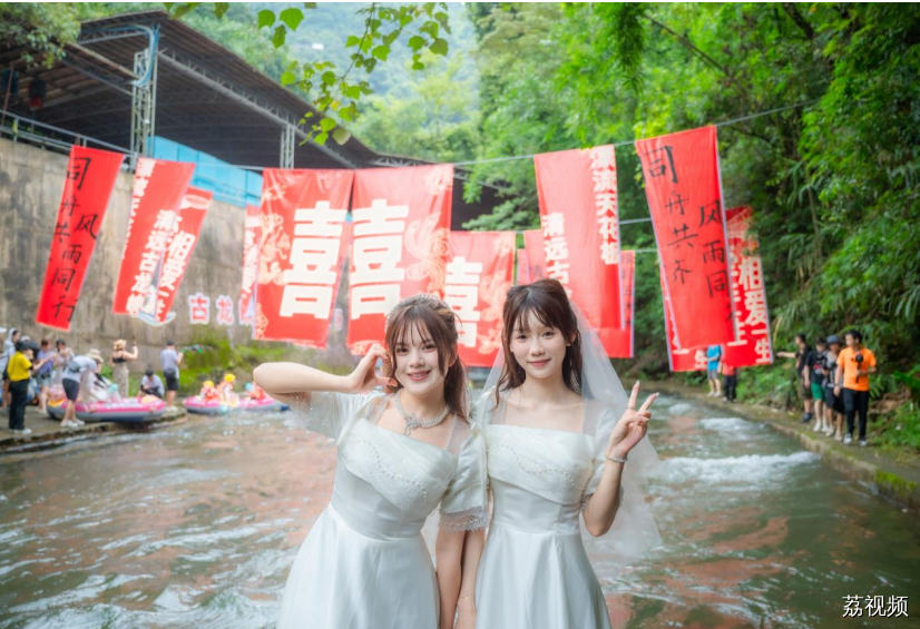 百艘漂流艇当“婚车”，全球百对新人齐漂古龙峡！