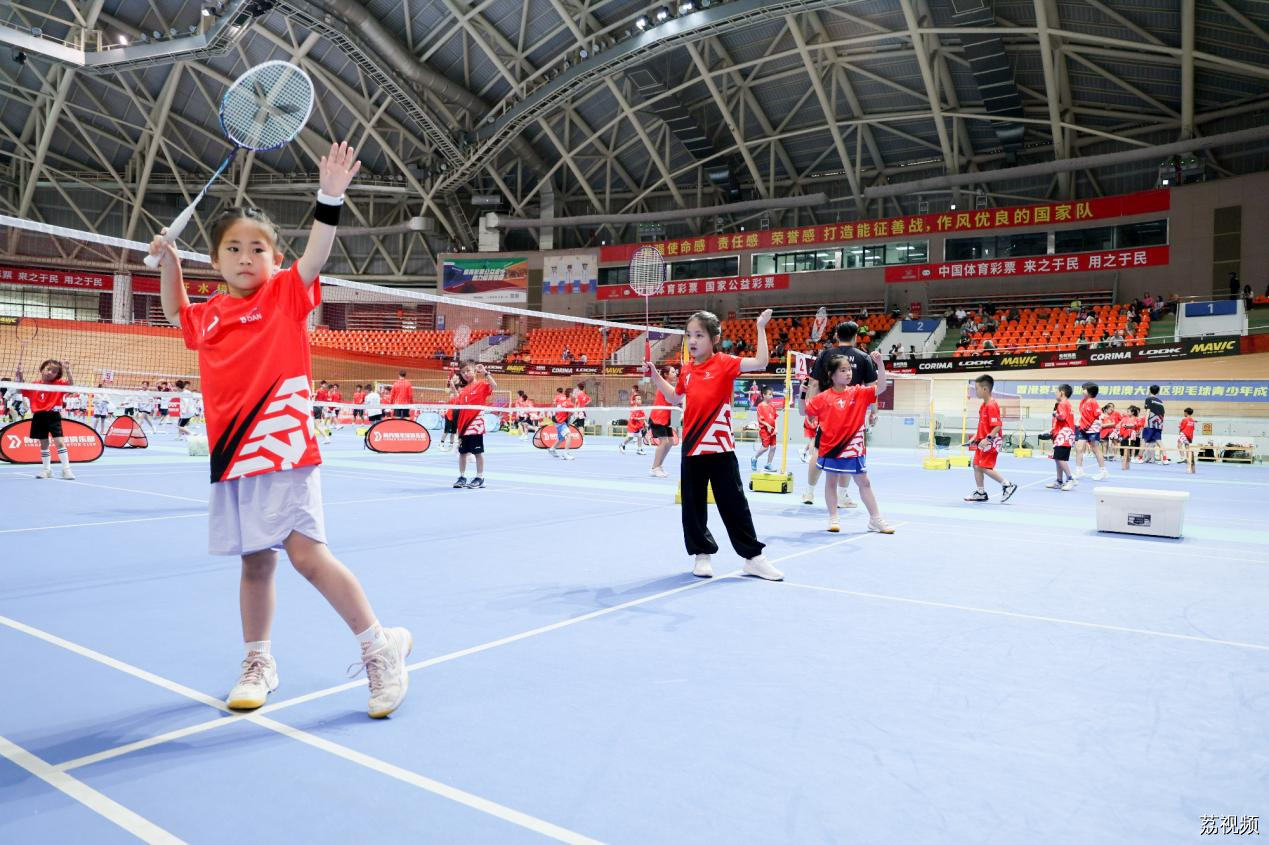 “羽我同行 羽乐共享”2024年香港赛马会助力粤港澳大湾区羽毛球青少年成长公益培训活动（广州站）及常态化训练营顺利启动