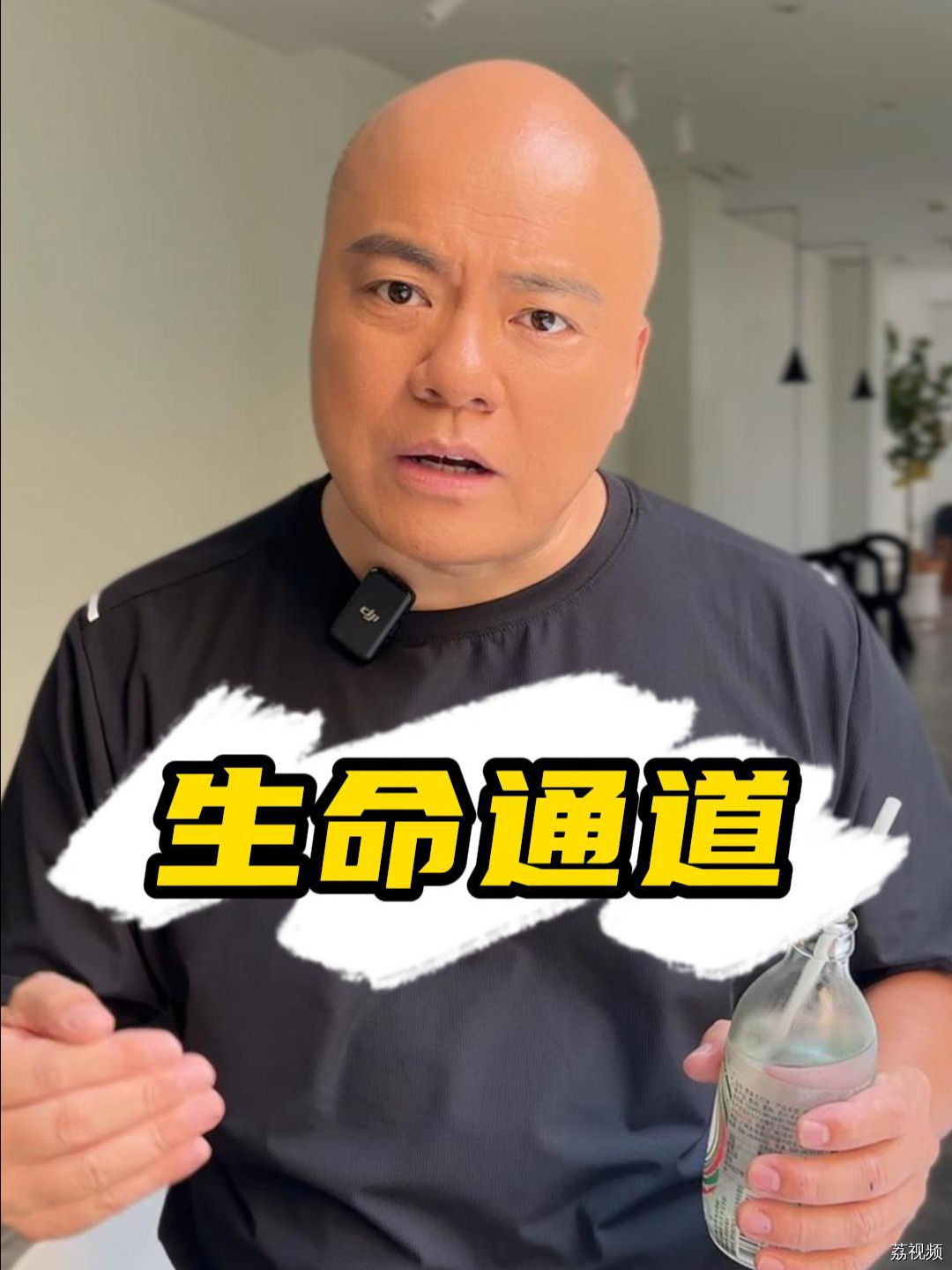 救护车遇小车占用应急车道不让路！10月龄婴儿肠坏死，网友怒了！