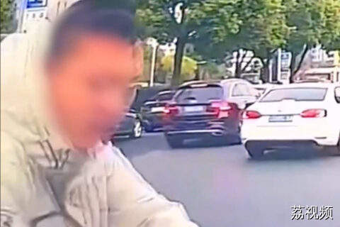 网友开车过斑马线遇上男子“好心”让路