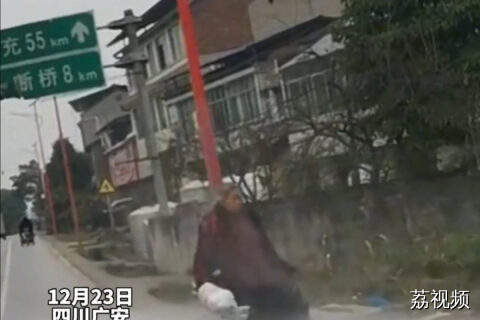 一洒水车大冬天洒水，无视路边行人持续输出