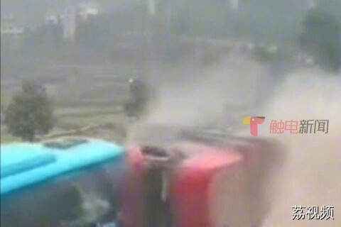 湖南一大货车转弯侧翻，沿路冲向客车