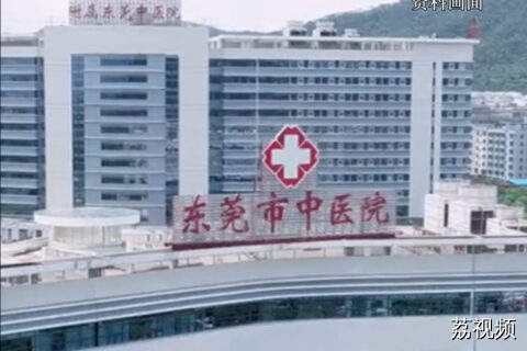女子在医院裸露上半身做彩超时