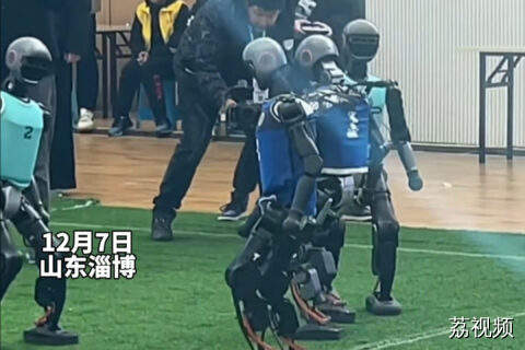 12月7日，山东淄博，机器人足球大赛现场