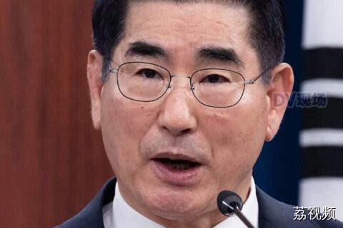 据央视新闻报道，韩国前国防部长官金龙显企图在狱中自杀。