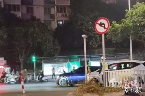 南宁一奔驰车无视交警阻拦 撞开前方车辆冲卡逃逸