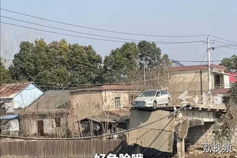 安徽一桥梁垮塌致大货车坠河