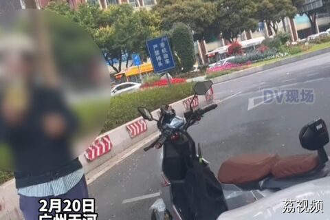#男子开电动自行车停在右转专用道