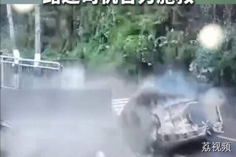 四川自贡一小车失控撞上路边民宅围墙后侧翻