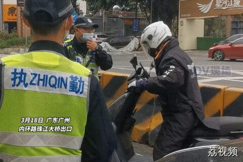 广州交警在内环路查电动车，现场有电动车冲卡被拦下。