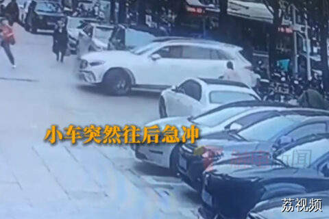 司机倒车挂错档冲入人行道，撞坏数辆电动车