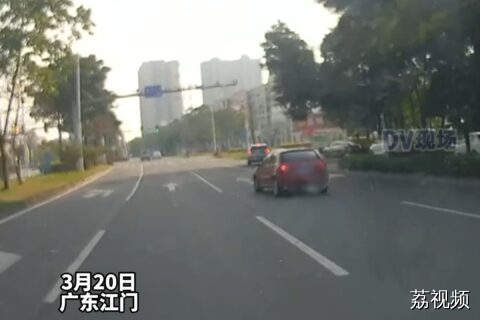 #小车在红绿灯处压实线变道别车