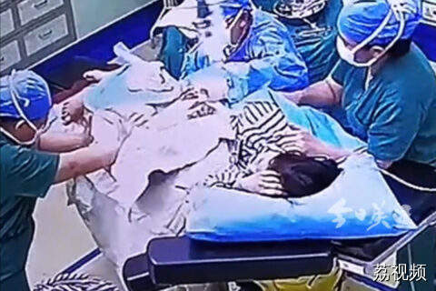 地震瞬间医护扶墙赶来护住患者，医院十分钟内转移四百余名患者